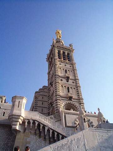 Clocher surmont&eacute; de la statue de la Vierge (10m)